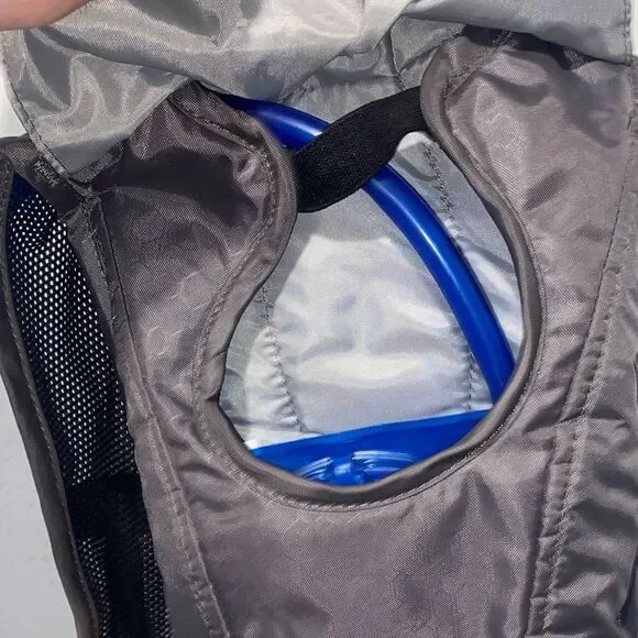 CamelBak Hydration Backpack 2.5 Liters Hiking Backpack - Picture 2 of 6